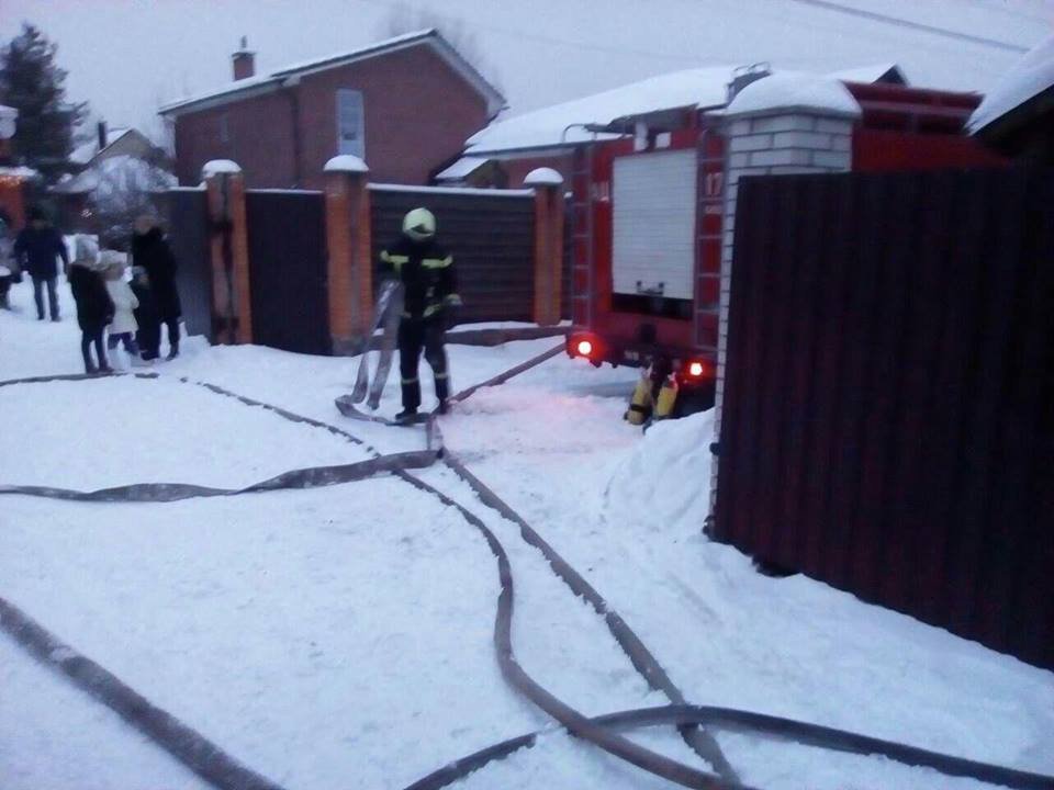 На территории частной усадьбы загорелся второй этаж деревянного жилого дома На территории частной усадьбы загорелся второй этаж деревянного жилого дома