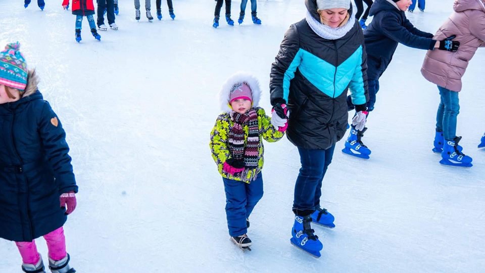 На Позняках покататься на коньках смогут и самые маленькием