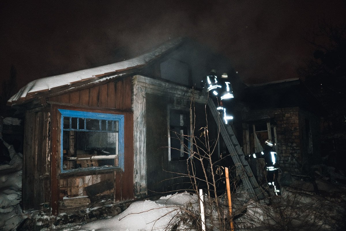 В Днепровском районе Киева сгорел частный дом