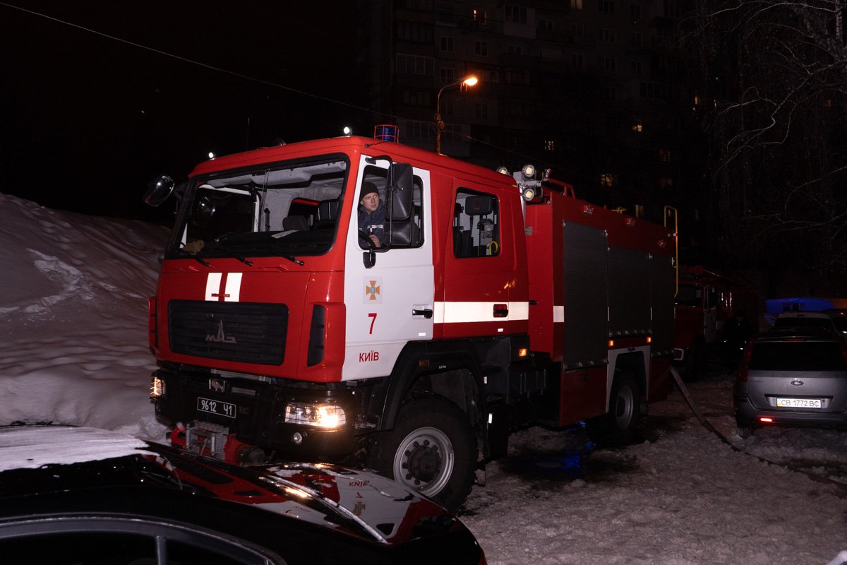 Спасателям удалось вынести из квартиры мужчину с ограниченными возможностями