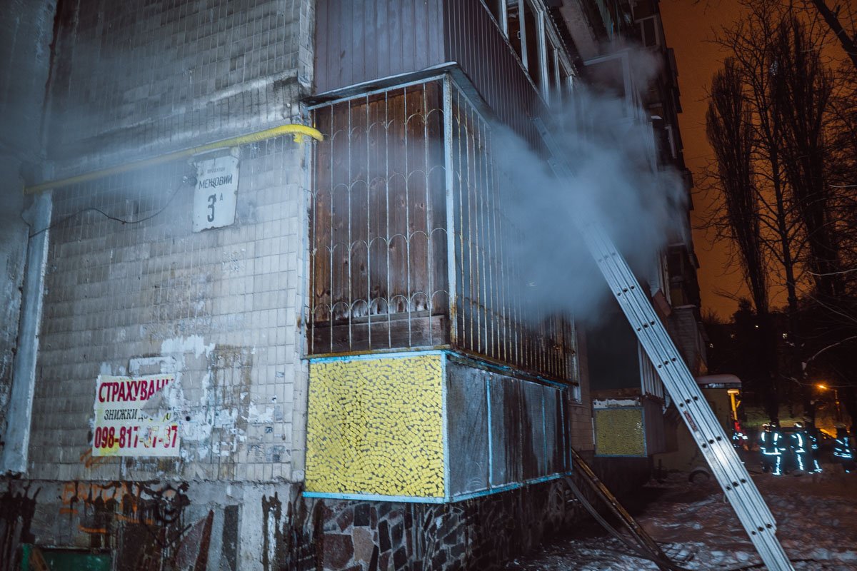 Пожарным удалось избежать распространения огня на другие квартиры