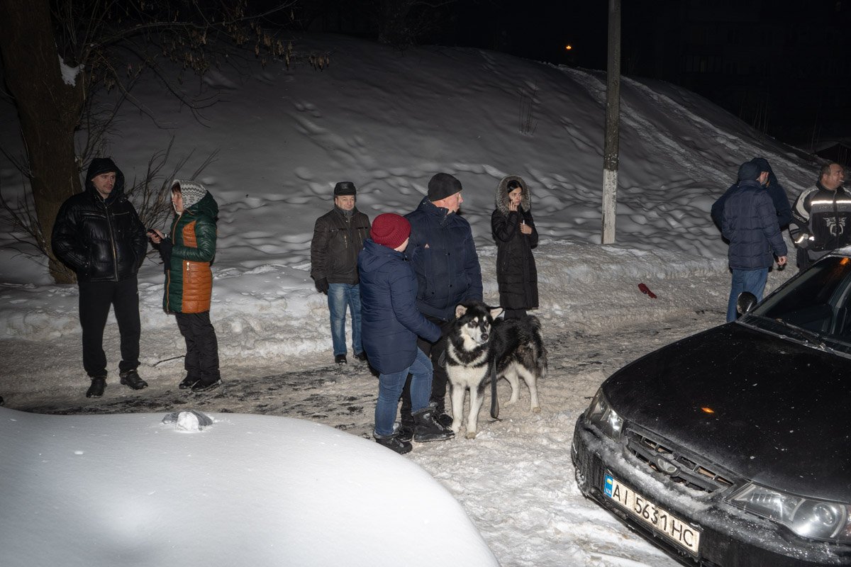 Часть людей не могли самостоятельно выбраться наружу