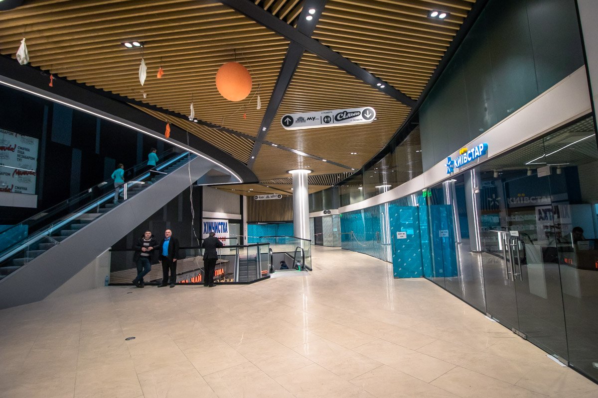 После официального открытия функционировать начали 10-20% от всех магазинов, компаний и заведений, которые расположились в помещении