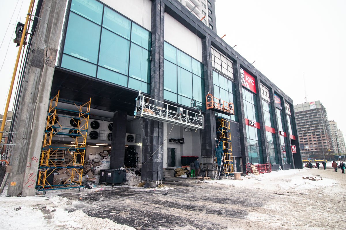 На второй этаж торгового центра пока попасть нельзя, он начнет свою работу в феврале