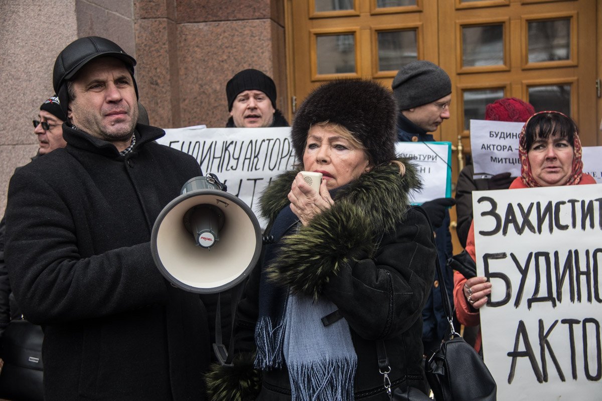 Под зданием Киевской мэрии собрались представители искусства, независимые коллективы, столичные творцы Под зданием Киевской мэрии собрались представители искусства, независимые коллективы, столичные творцы