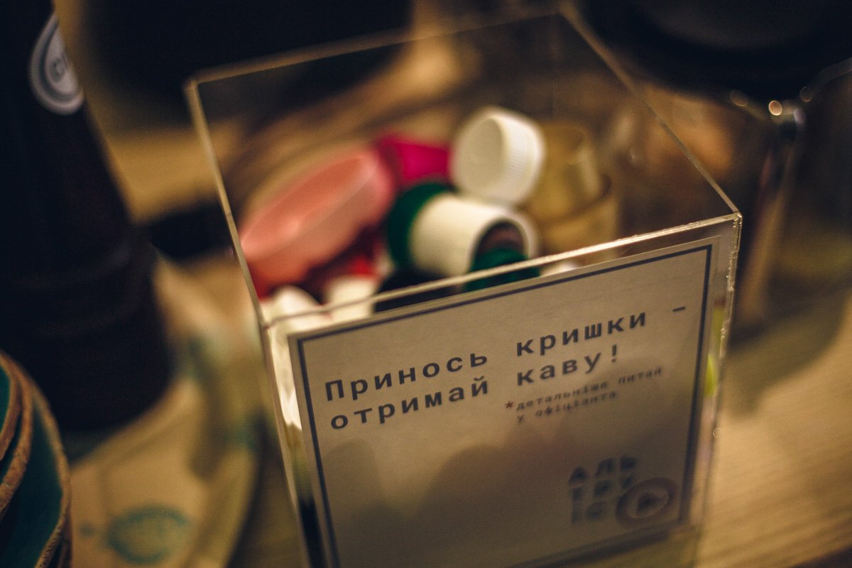 Принимают в кафе цветные пластиковые крышечки