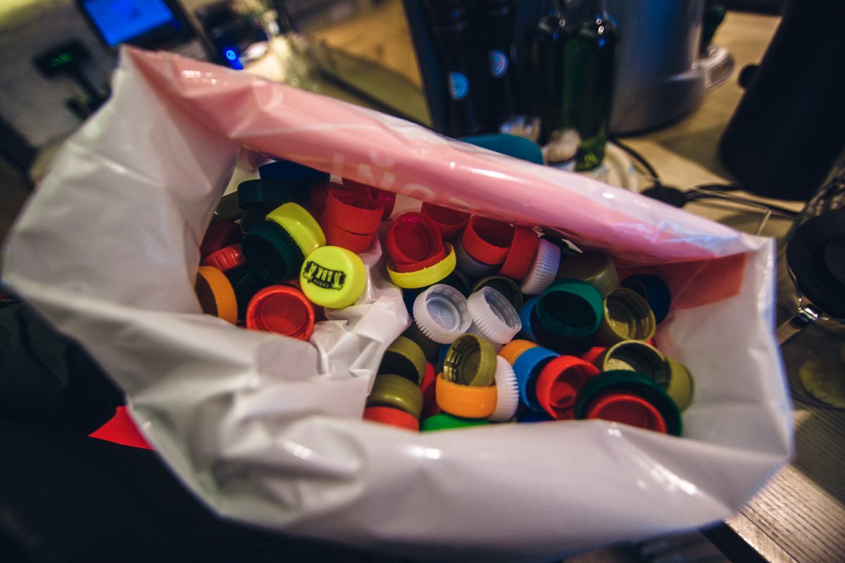 Пластик расплавят и сделают из него интересный декор для уличной мебели