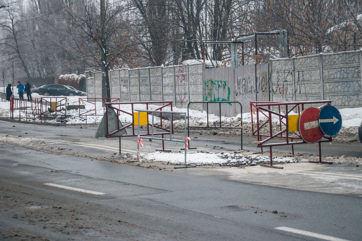 Местные жители утверждают, что ручьи воды потекли из-за прорыва коммуникаций Местные жители утверждают, что ручьи воды потекли из-за прорыва коммуникаций