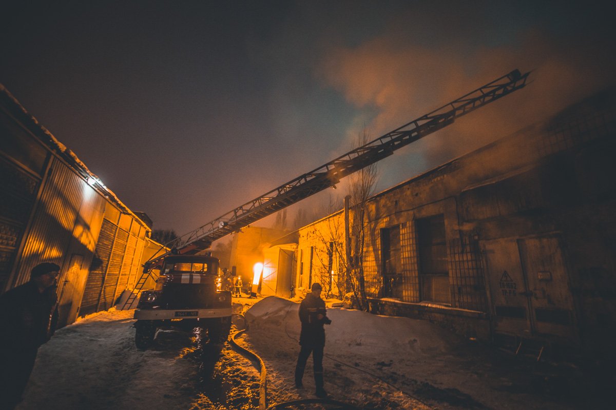 Предварительно, пожар начался в одноэтажном цеху