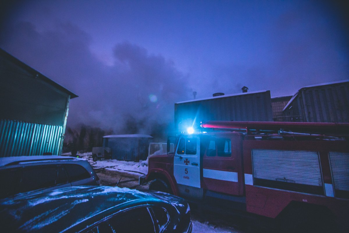 Огонь распространился на площади около 200 метров квадратных