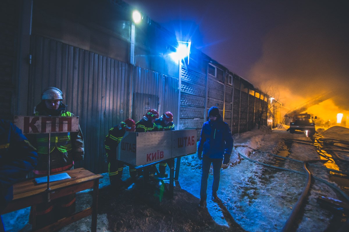 По всему помещению сильное задымление