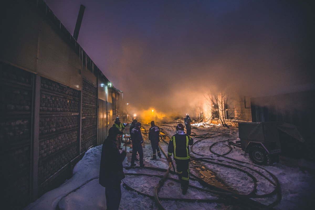 На месте работают 8 единиц основной и специальной техники