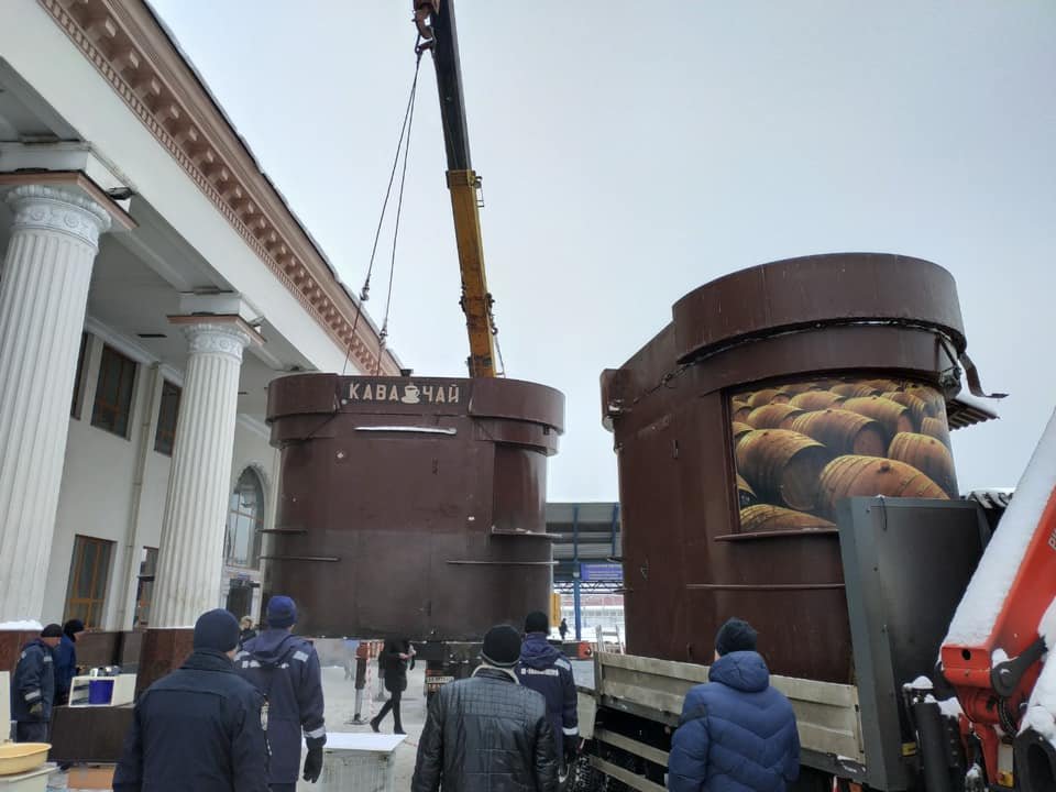 Теперь пассажиры больше не смогут отведать кофе и чая из этого ларька Теперь пассажиры больше не смогут отведать кофе и чая из этого ларька