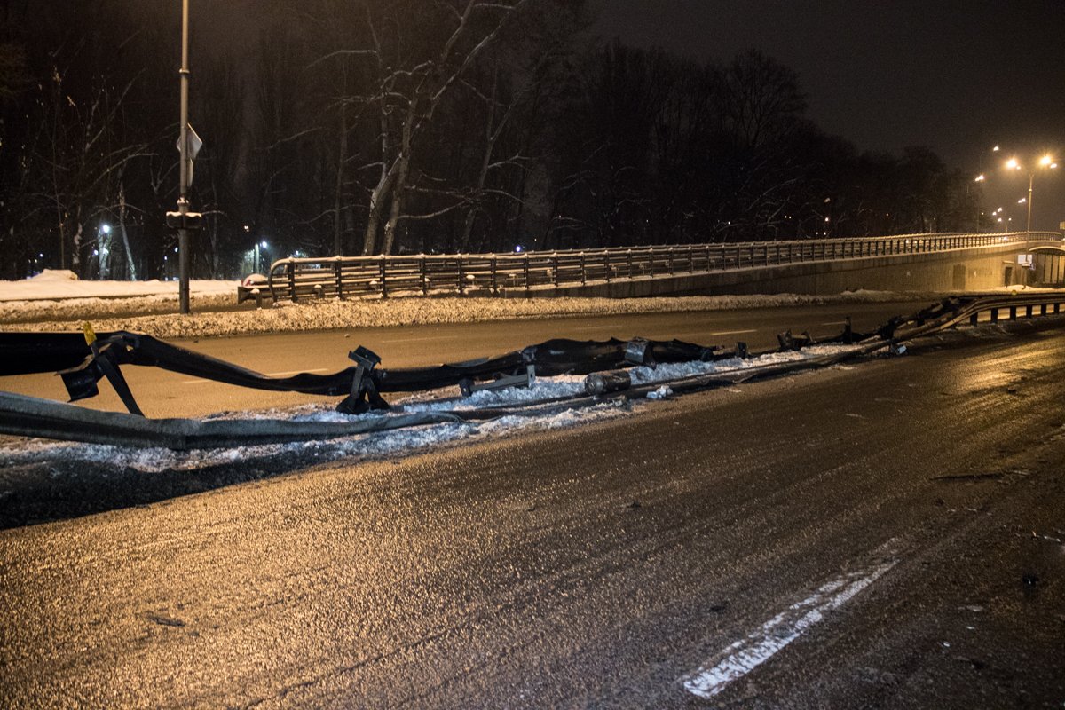 Грузовик МАЗ снес разделительное ограждение и врезался в Nissan Qashqai