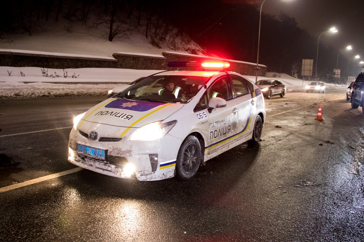 На место происшествия прибыли патрульные и карета скорой помощи