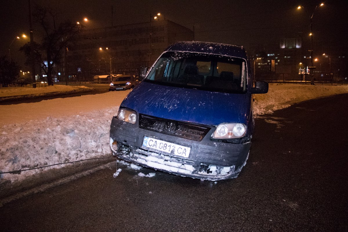 28 января на проспекте Победы водитель Volkswagen Caddy потерял управление, снес столб и вылетел с дороги 28 января на проспекте Победы водитель Volkswagen Caddy потерял управление, снес столб и вылетел с дороги