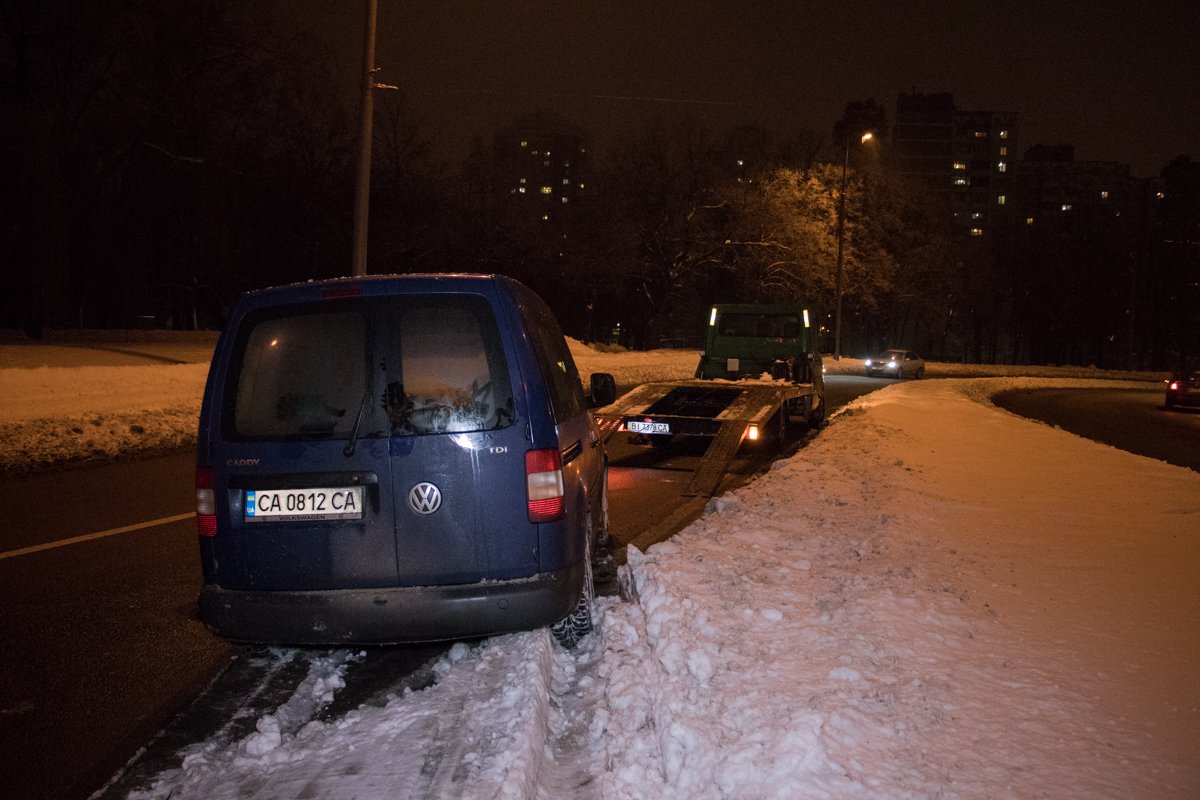 Подскочив на бордюре, немец сломал подвеску, сбил столб и остановился в снегу Подскочив на бордюре, "немец" сломал подвеску, сбил столб и остановился в снегу