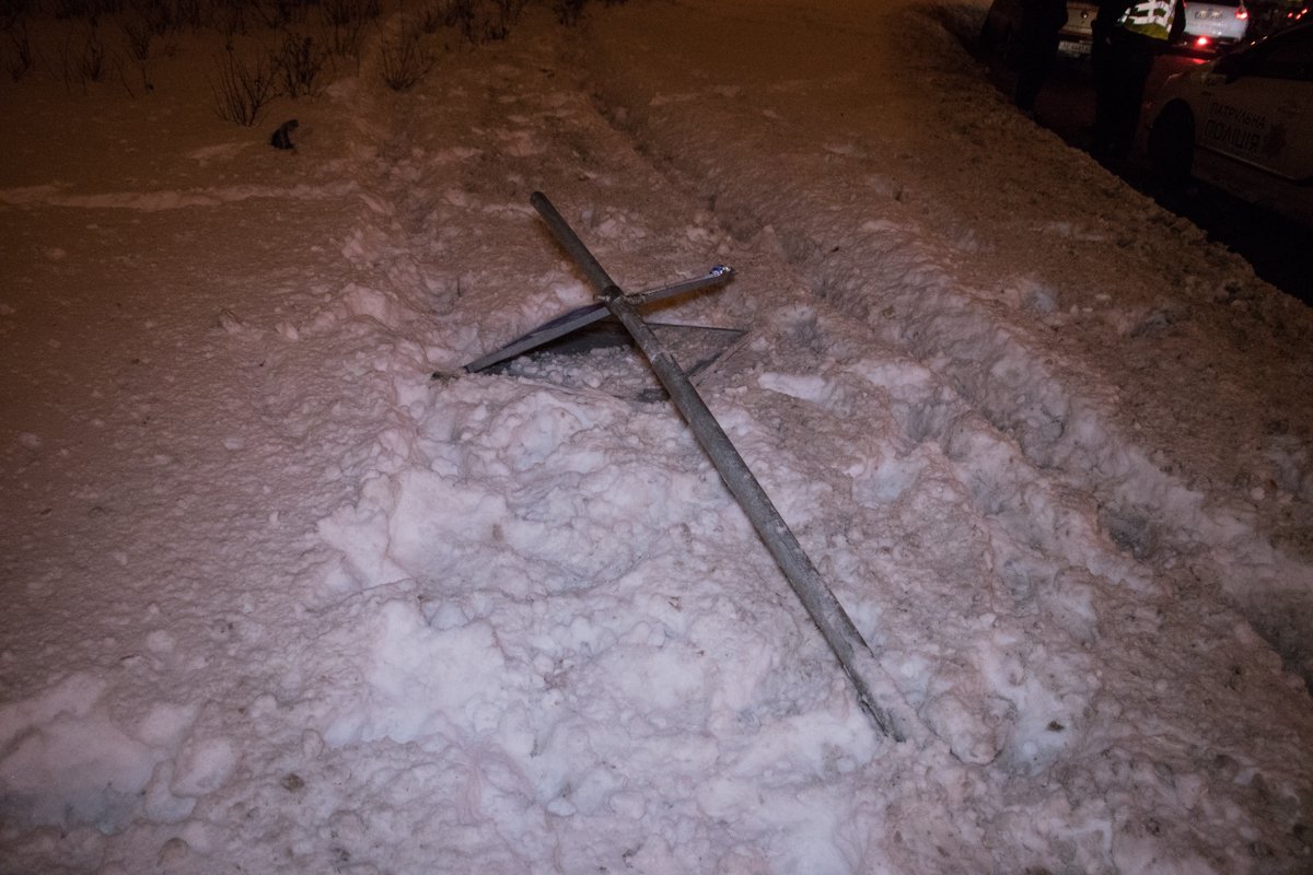 Как сообщил участник ДТП, коммунальные службы не убрали снег и на этом участке дороги скользят многие автомобили Как сообщил участник ДТП, коммунальные службы не убрали снег и на этом участке дороги скользят многие автомобили