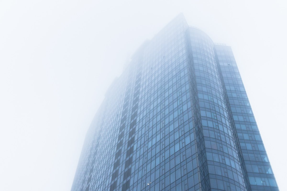 Синее тонет в белом