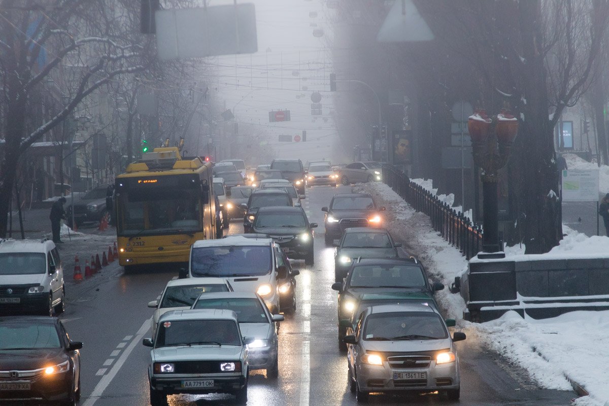 Машины выныривают из бледных невесомых волн