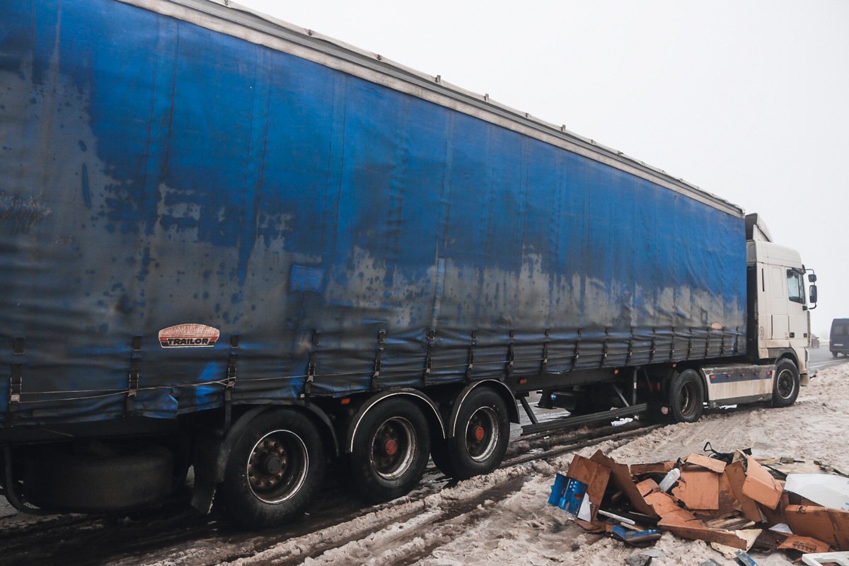 Volkswagen Passat столкнулся с грузовым автомобиля «ДАФ», после чего произошло столкновение еще с одним грузовиком Mercedes