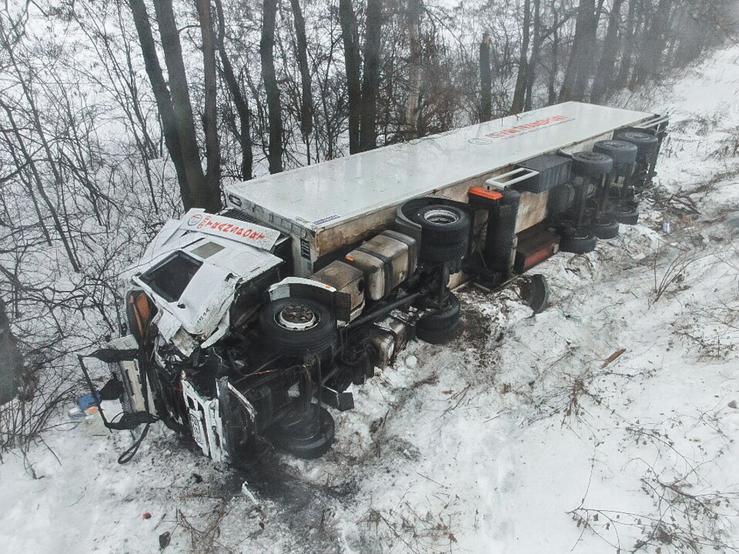 В результате аварии фура Mercedes вылетела в кювет и перевернулась