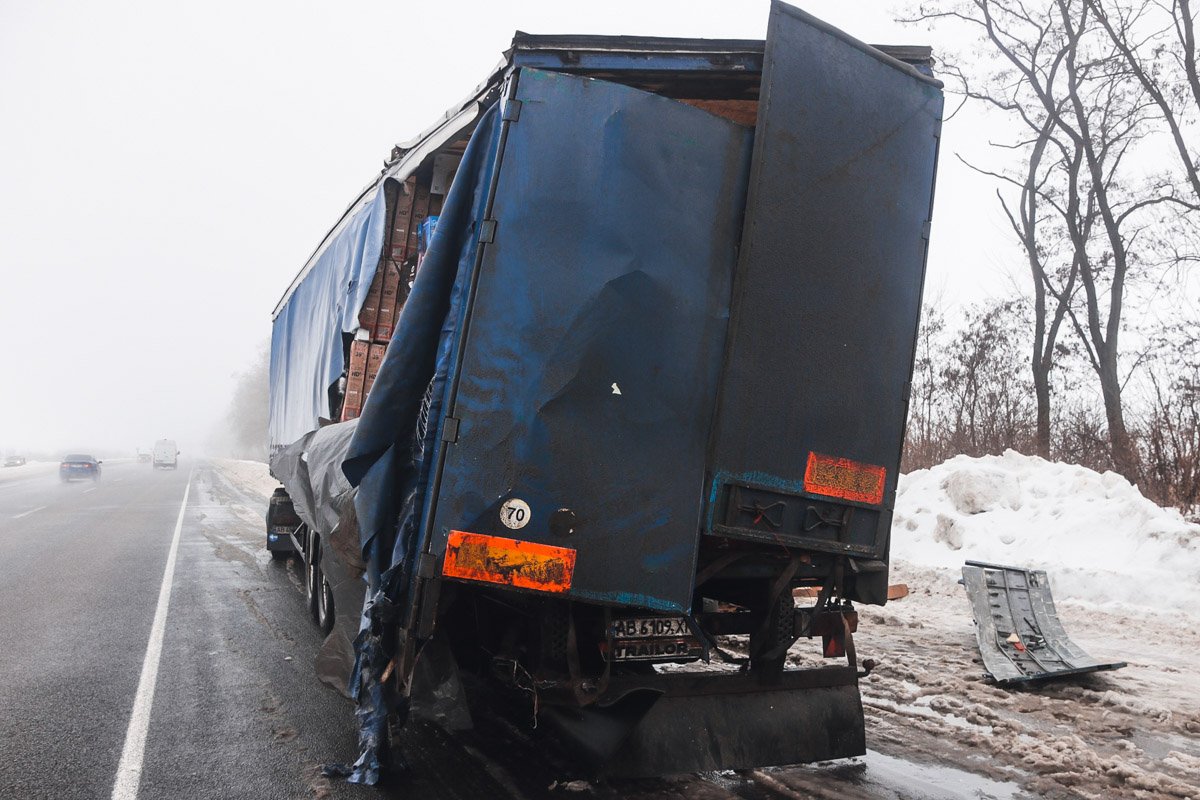 На месте работают сотрудники полиции и выясняют все обстоятельства аварии