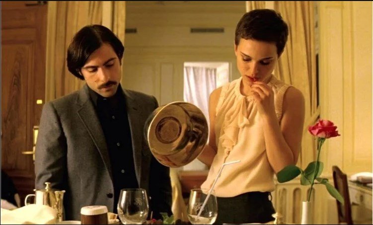 Вечер кино о любви с любимым - разве не идеально?