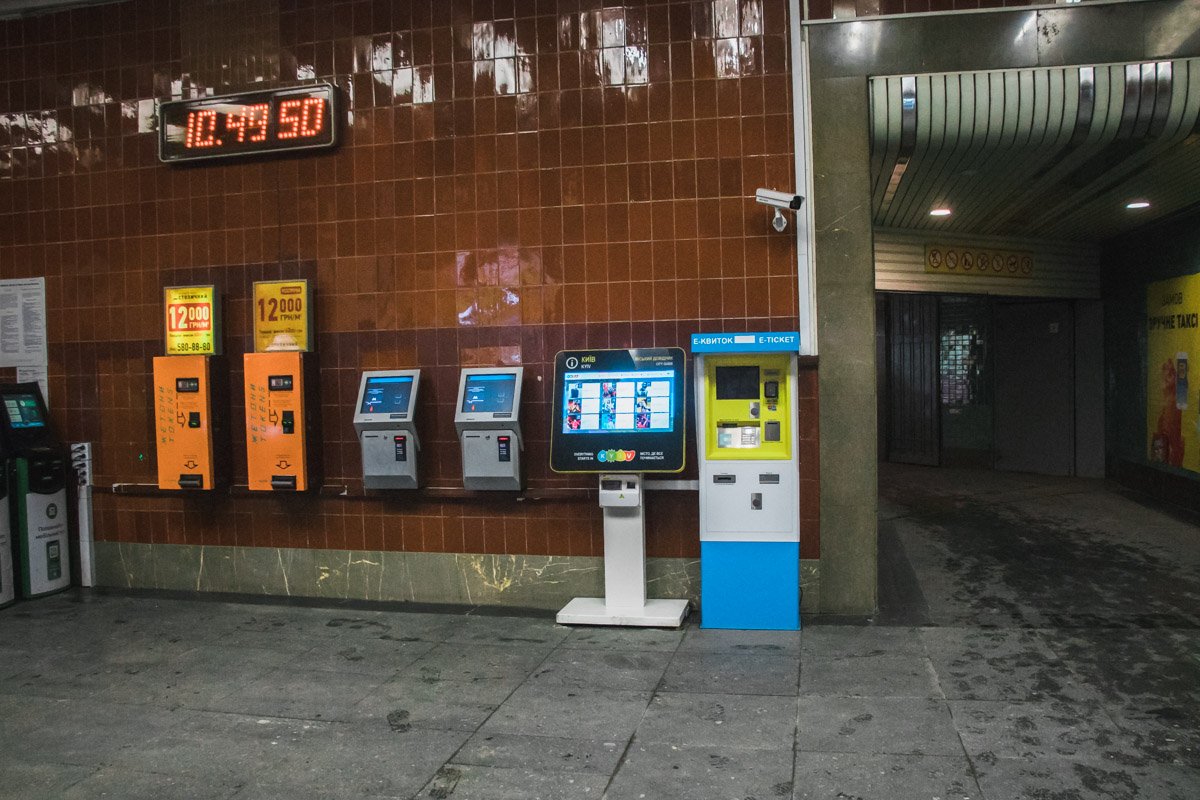 Находится он в холле станции Находится он в холле станции