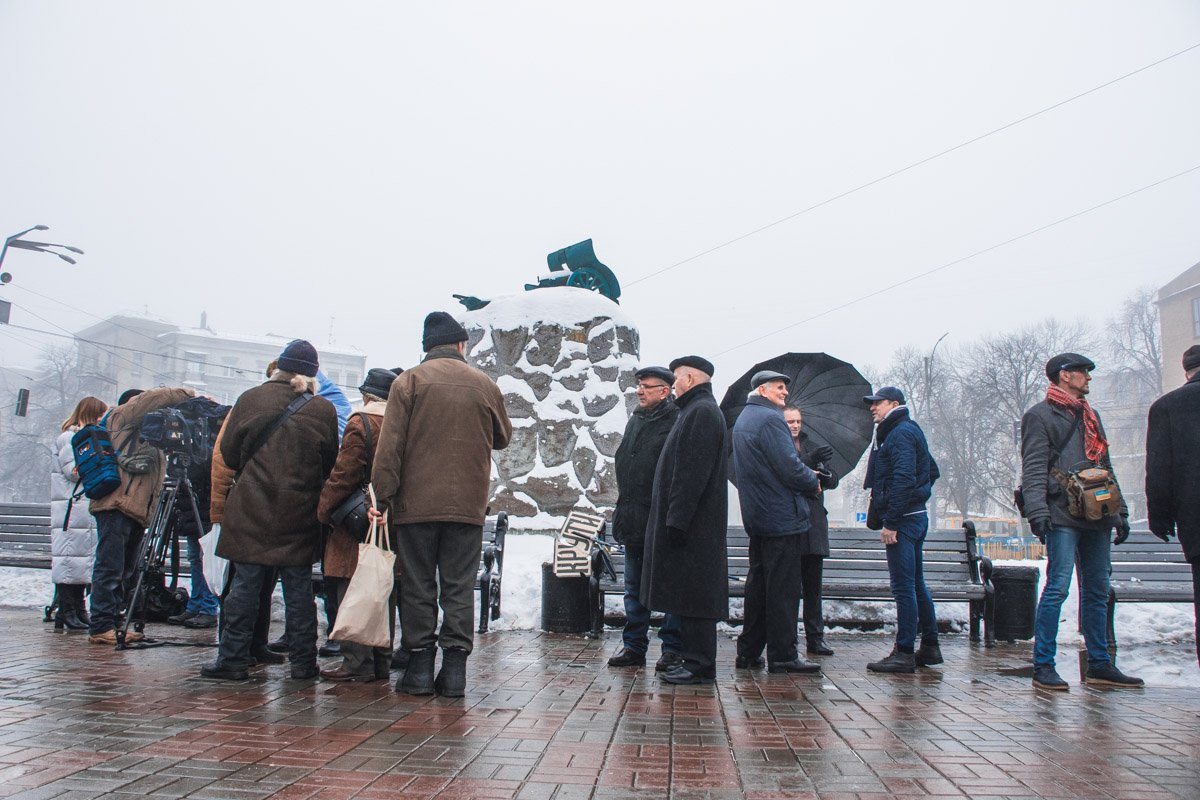 Не смотря на противную погоду, это не помешало нескольким сотням людей принять участие в мероприятии