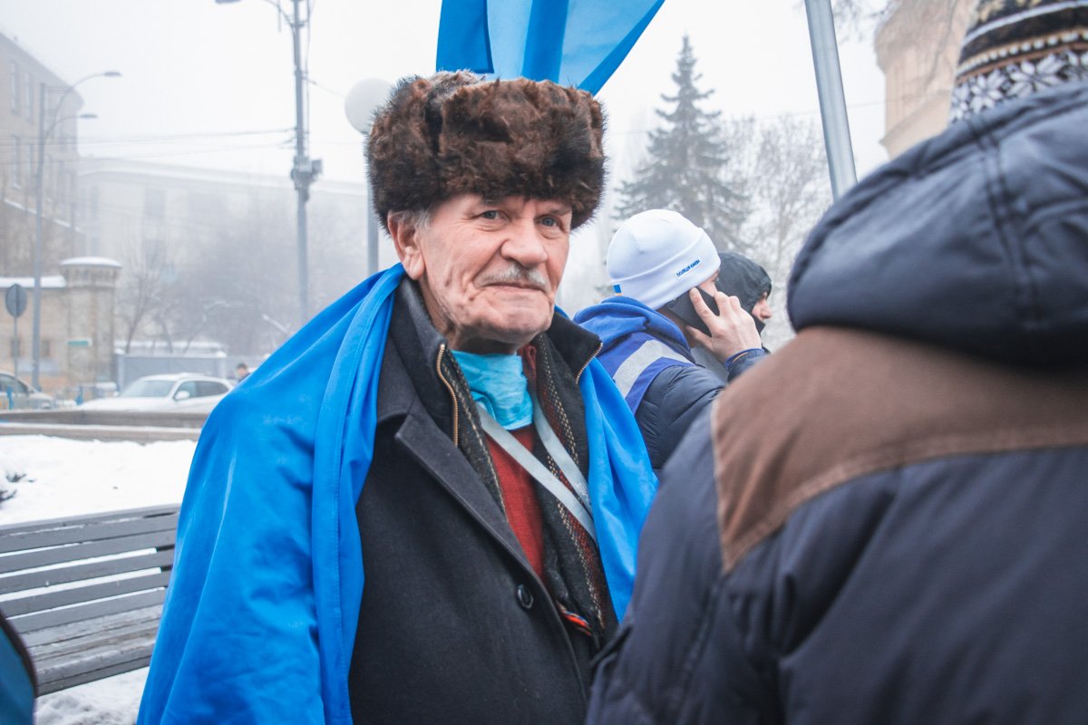 На событие собрались множество людей в возрасте