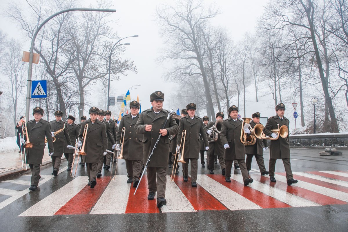 Военный оркестр исполнял торжественный марш, делая шествие еще более торжественным