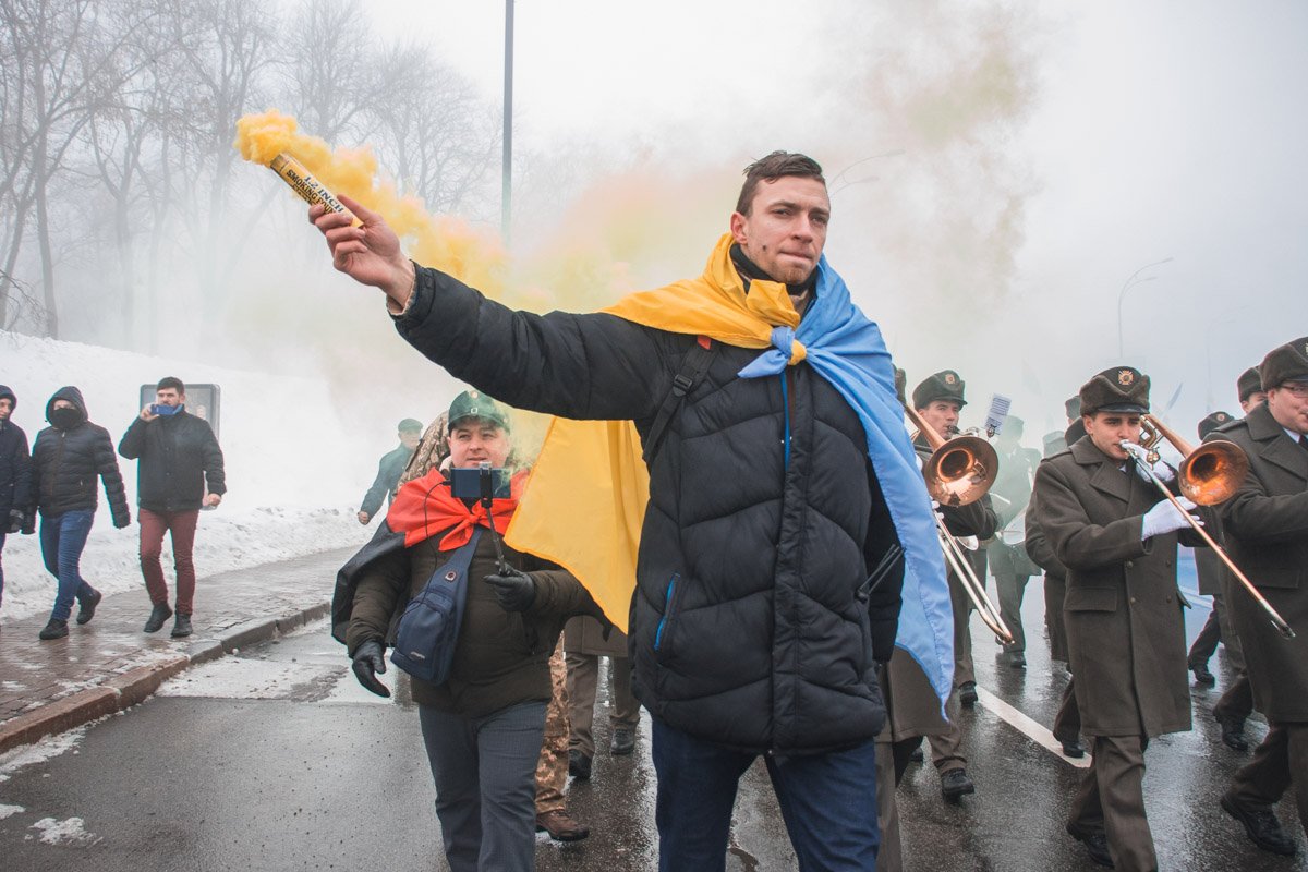 Организаторы, которые шли по разные стороны колонны, жгли желтые и голубые фаера