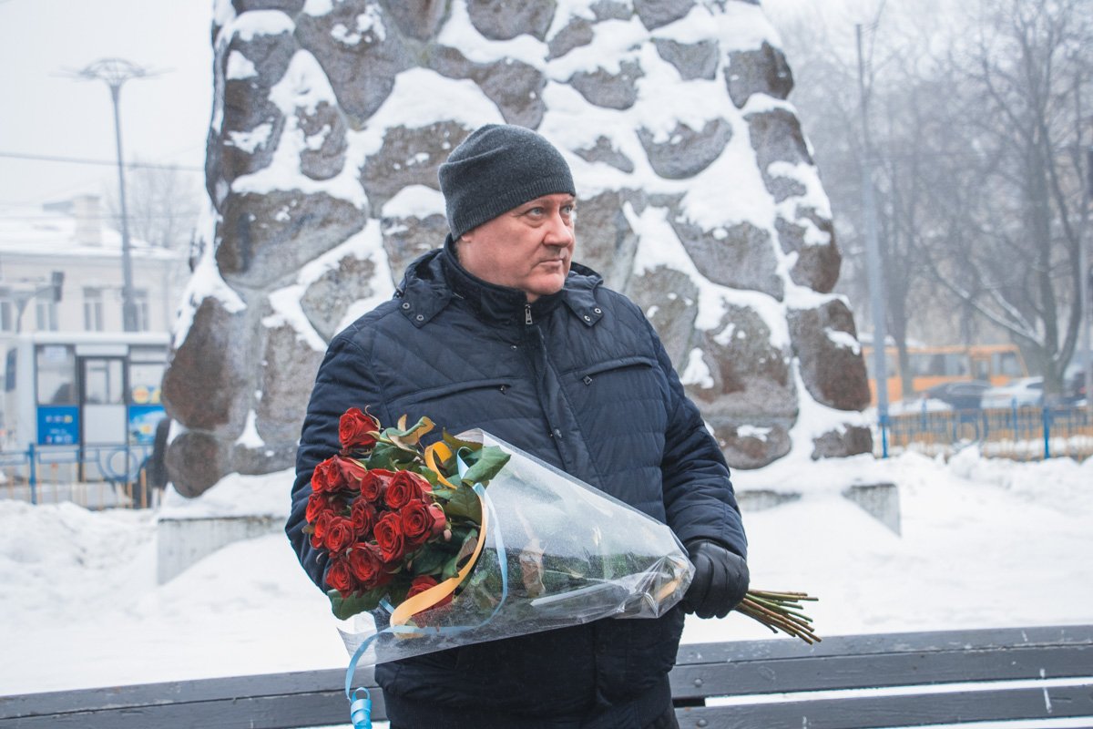 Люди собрались, чтобы почтить память погибших героев, а также возложить цветы к монументу
