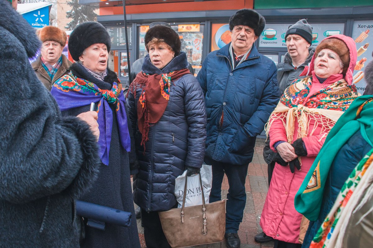 Женщины в украинских традиционных платках пели народные и повстанческие песни