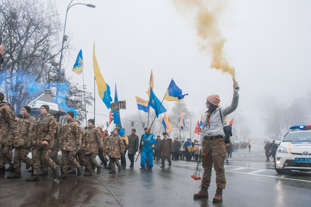 Люди принесли с собой украинскую и националистическую символику
