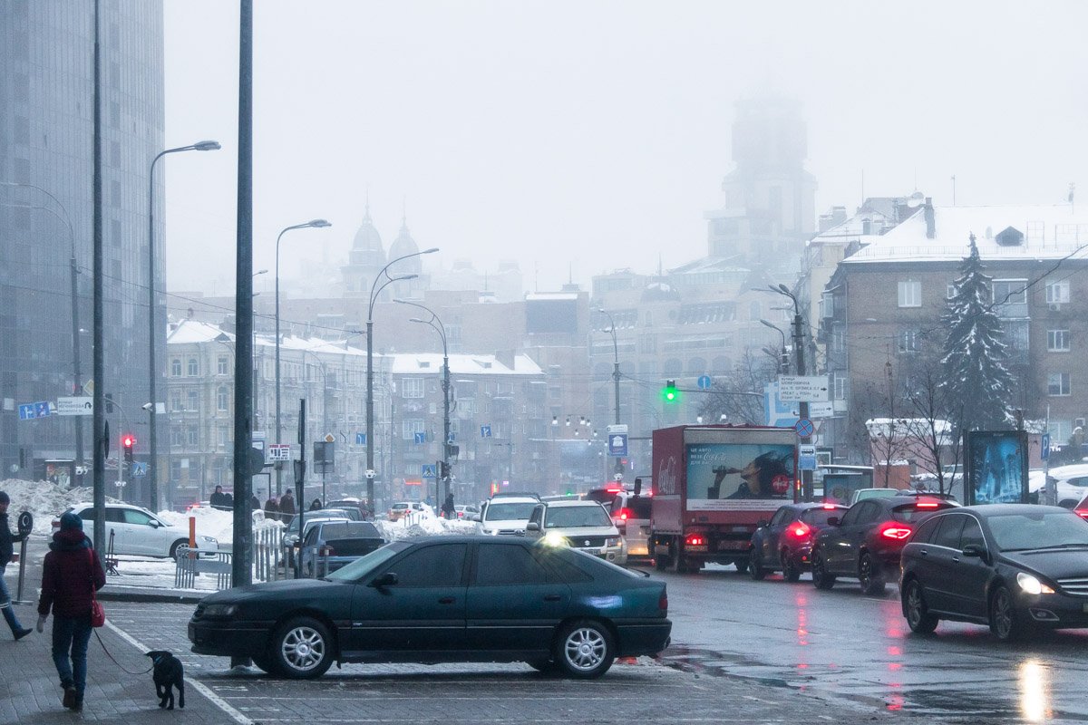 Водителям и пешеходам стоит быть осторожными, чтобы избежать аварий или падений Водителям и пешеходам стоит быть осторожными, чтобы избежать аварий или падений