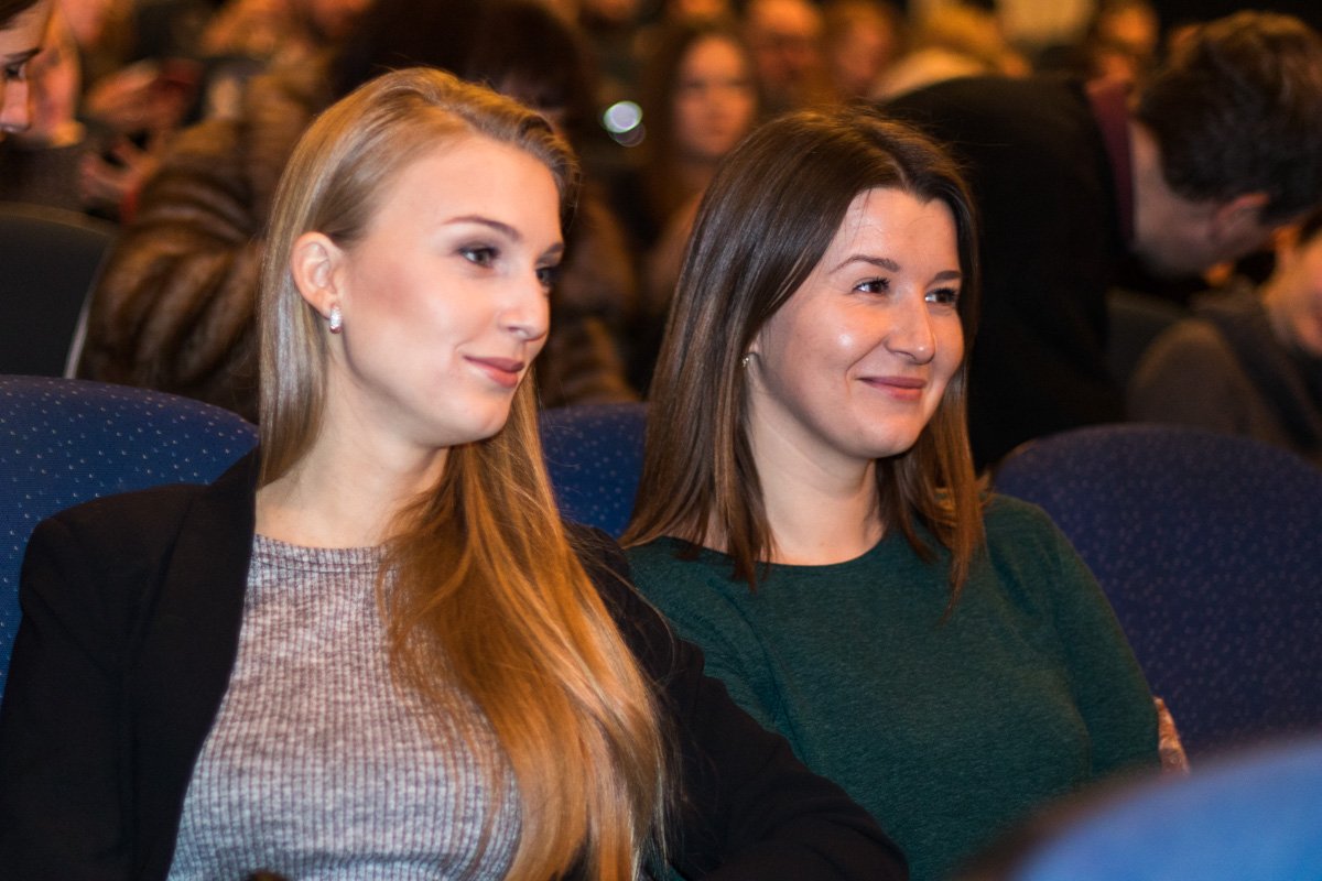 В зале тепло от улыбок