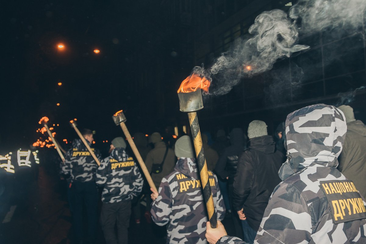 В шествии принимают участие люди с разных городов и разного возраста, но преимущественно — это участники Нацкорпуса В шествии принимают участие люди с разных городов и разного возраста, но преимущественно — это участники Нацкорпуса