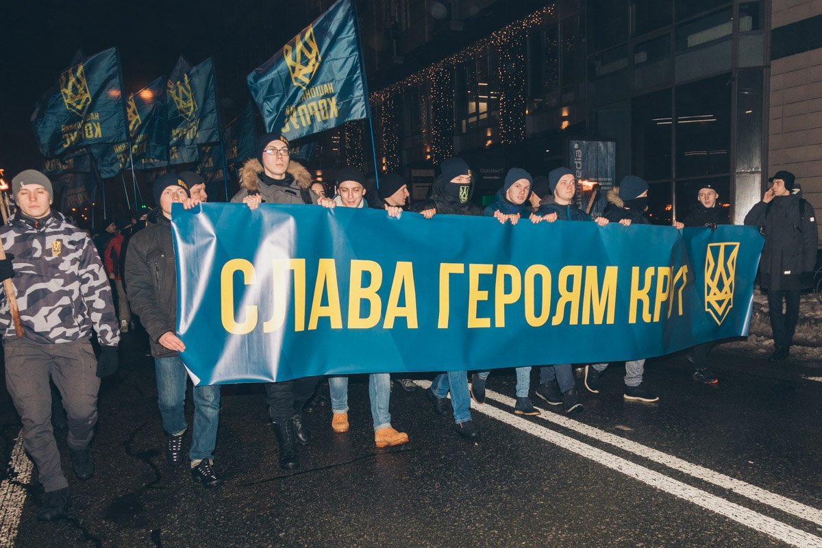 Среди участников было много молодых людей и подростков, но они, почему-то, стеснялись говорить на камеру Среди участников было много молодых людей и подростков, но они, почему-то, стеснялись говорить на камеру