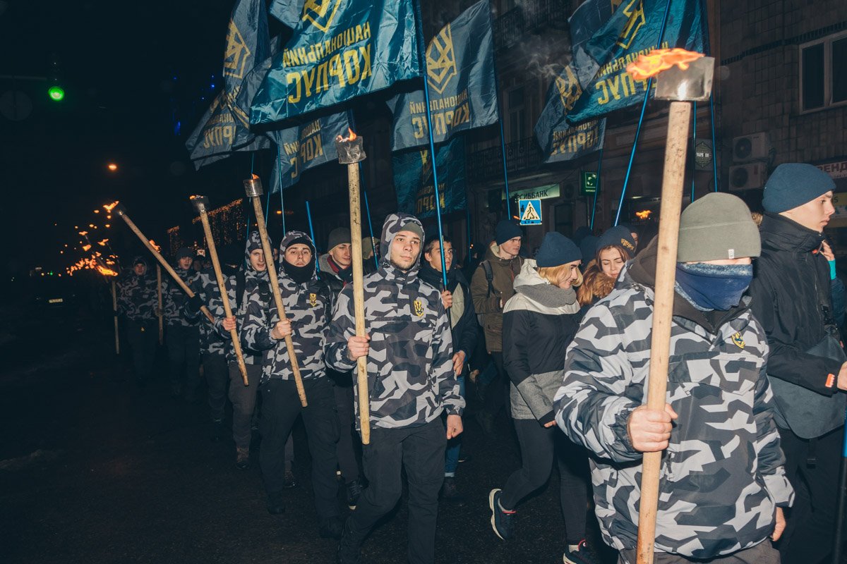 Цель шествия, по словам участников, — напомнить людям о героях и почтить память погибших под Крутами Цель шествия, по словам участников, — напомнить людям о героях и почтить память погибших под Крутами