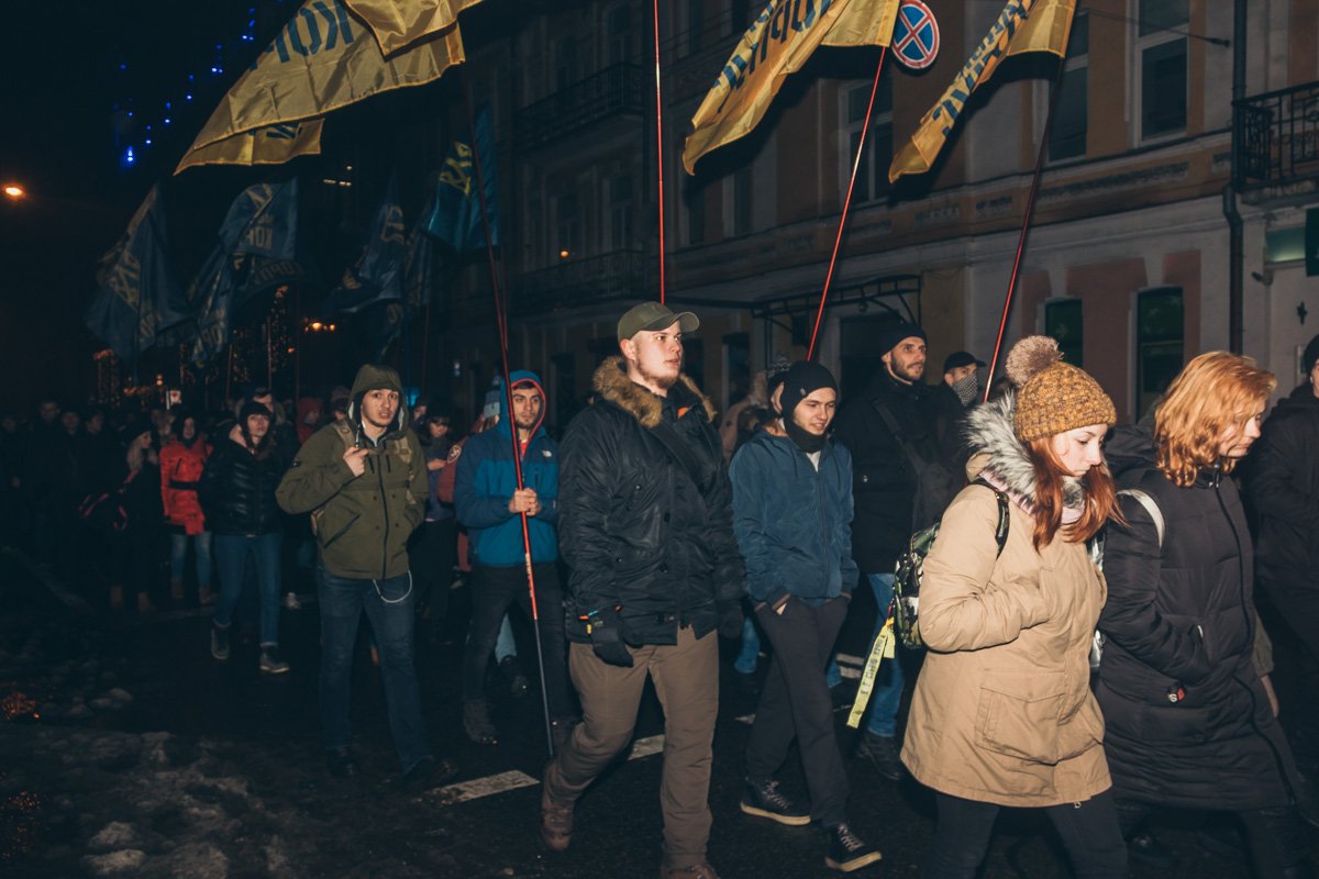 По периметру колонны дежурили патрульные, полиция диалога и медики По периметру колонны дежурили патрульные, полиция диалога и медики