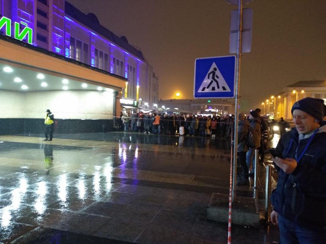 Пассажиров просят срочно покинуть помещение