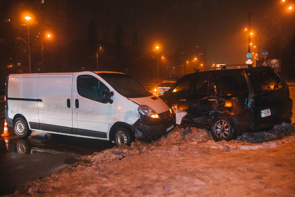 По словам водителя Honda, он остановился в правой крайней полосе, за трамвайной остановкой станции "Ромена Роллана".