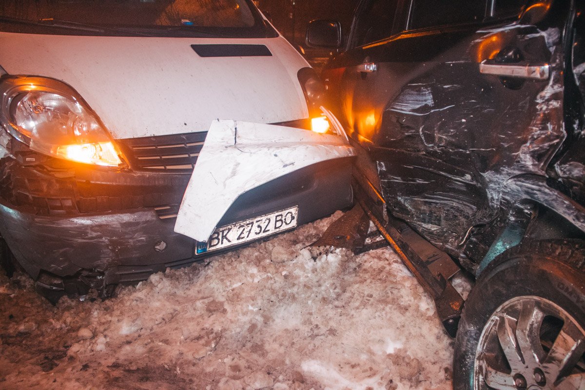 Не успел выйти, как почувствовал сильный удар в бок автомобиля. В него влетел Renault Traffic.