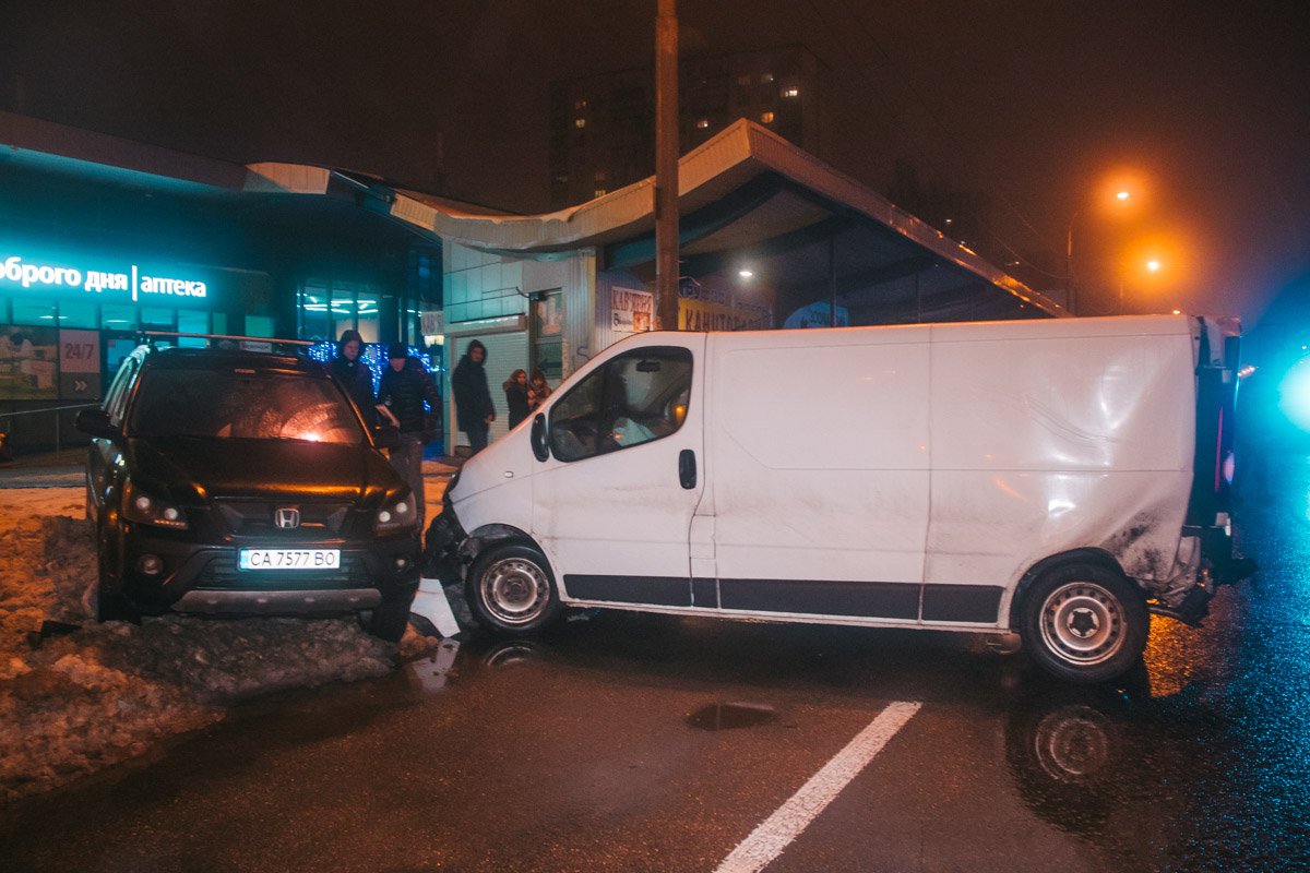 От удара внедорожник вылетел с дороги на тротуар