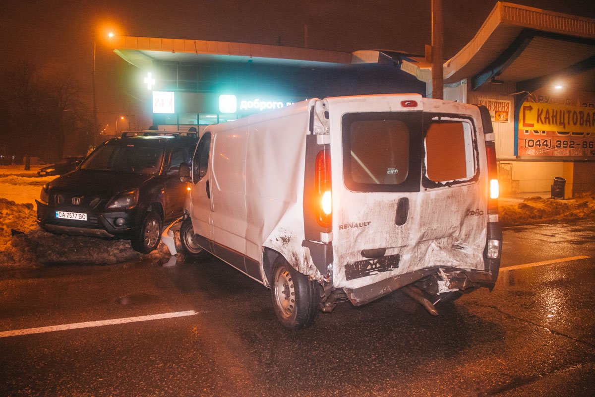 А по словам очевидцев, в микроавтобус на большой скорости влетела Mazda