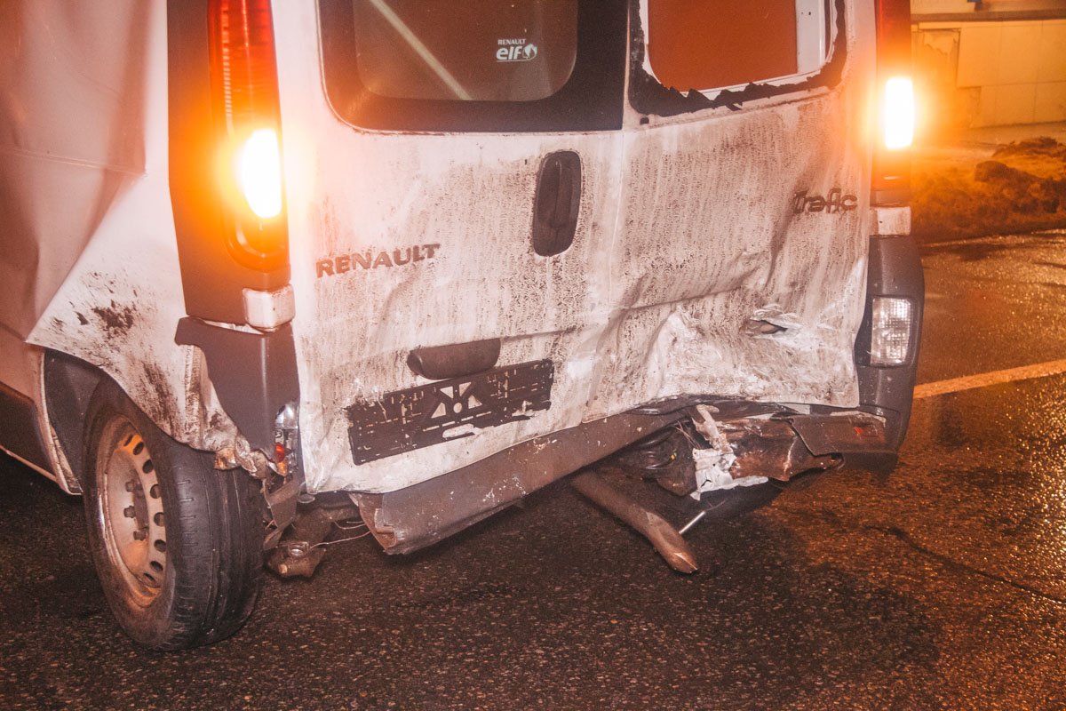 От удара у "корейца" полностью разбита передняя часть автомобиля.