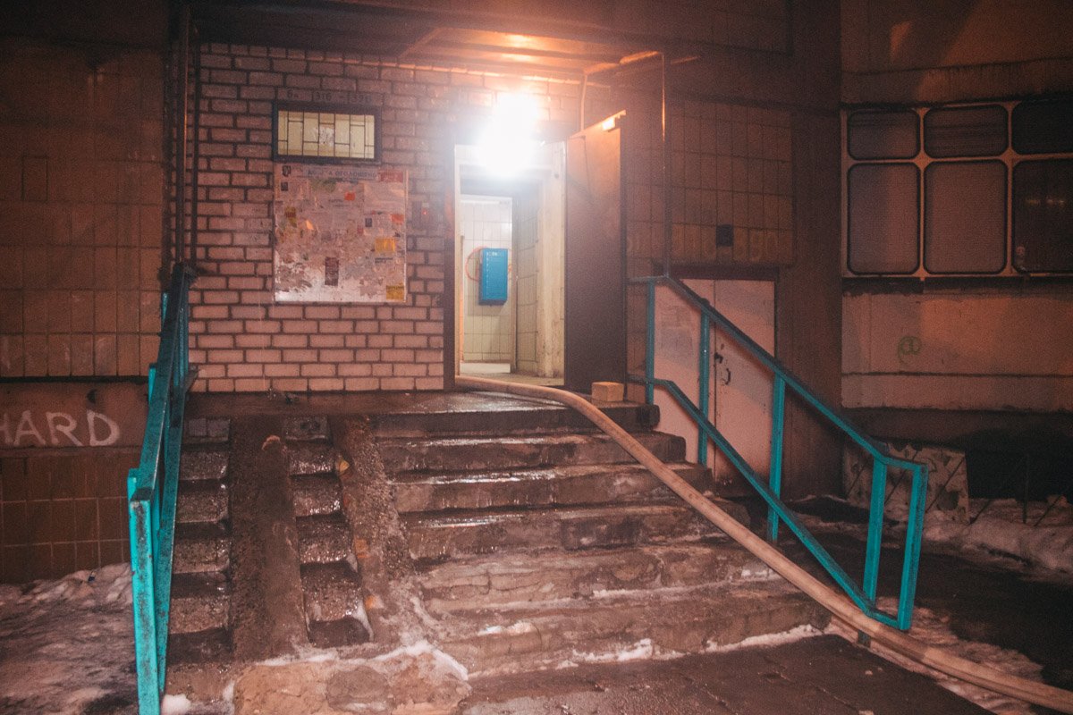 По словам соседей, они почуяли запах дыма и гари