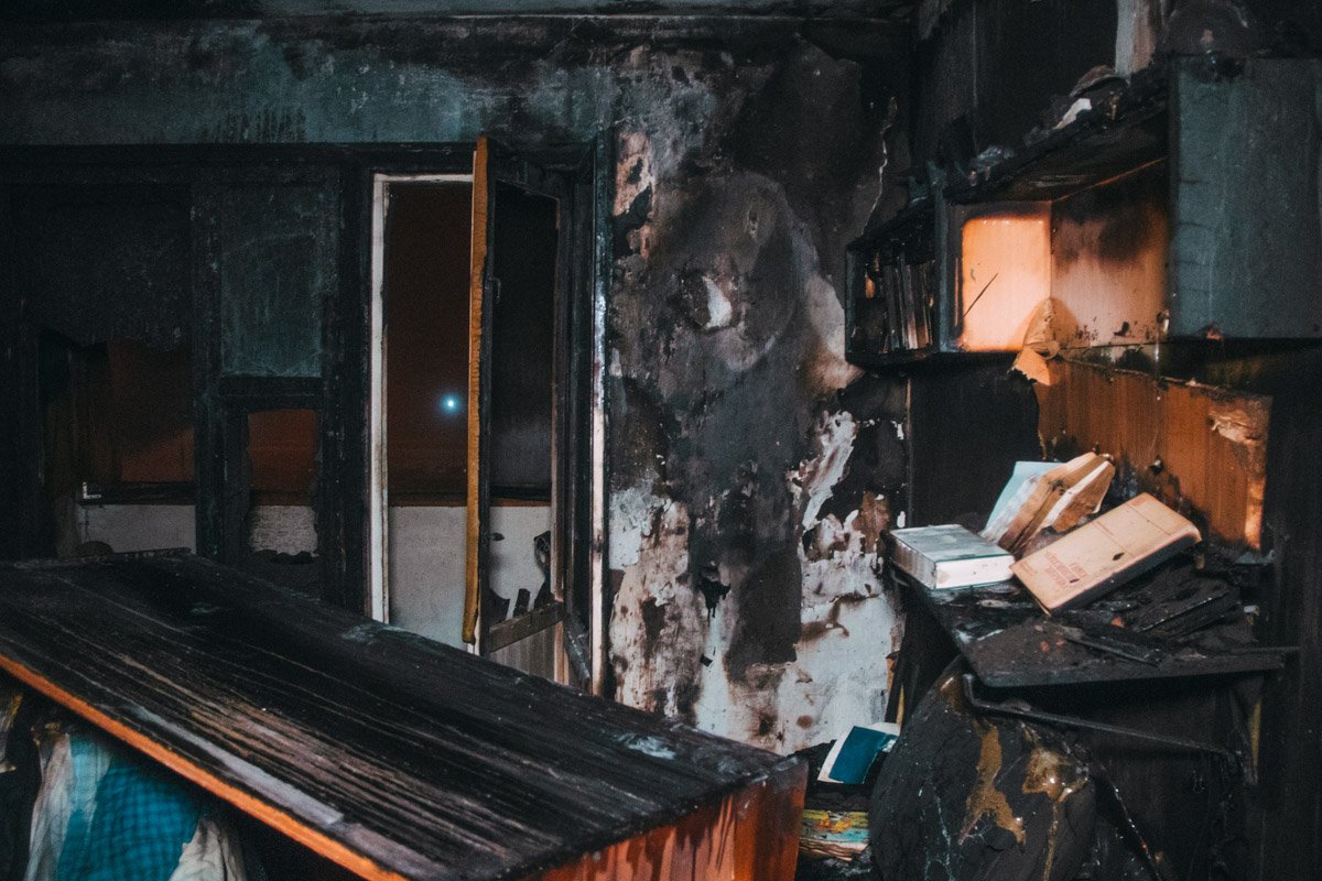 Прибывшие на место происшествия пожарные в квартире никого из людей не обнаружили